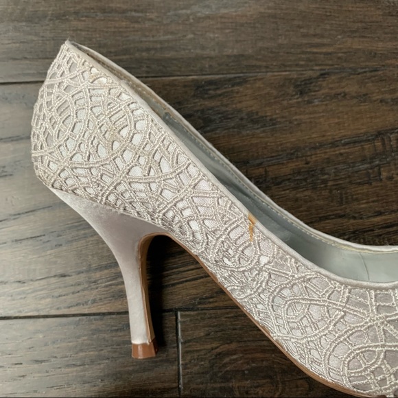 Gossip Size 7 White Lace Fabric 3.5 Inch High Heels - Picture 6 of 11